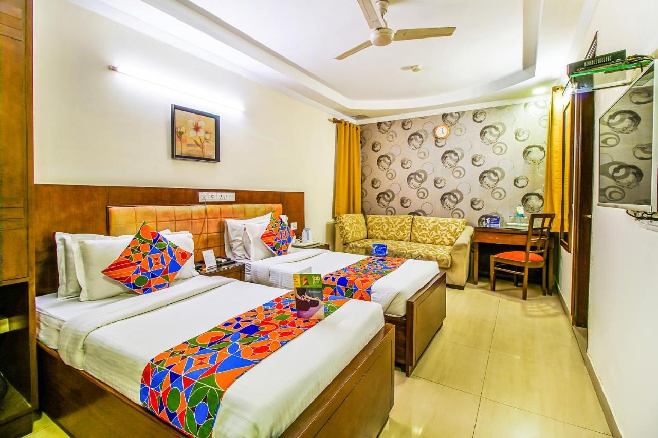FabHotel Signature Plaza Nuova Delhi Esterno foto